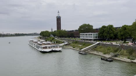 Rheinufer-Von-Köln-Bei-Schönem-Wetter-Auf-Der-Deutzer-Rheinseite