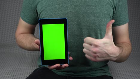 imágenes de un hombre sosteniendo una tableta con pantalla verde y mostrando el pulgar hacia arriba