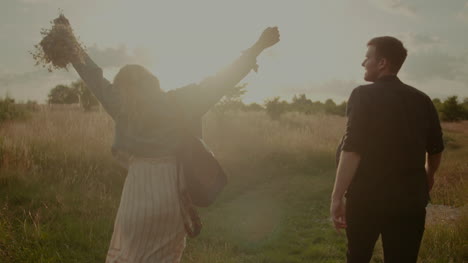 Junge-Erfolgreiche-Hipster,-Die-Im-Sommer-Bei-Sonnenuntergang-Spazieren-Gehen-Und-Lächeln-7