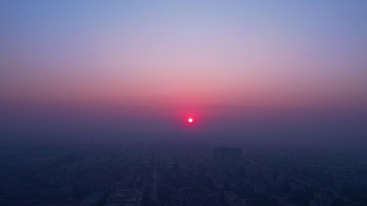 파키스탄 의 환경적 도전 - 도시 지평선 위 의 스모기성 해 가 지는 것