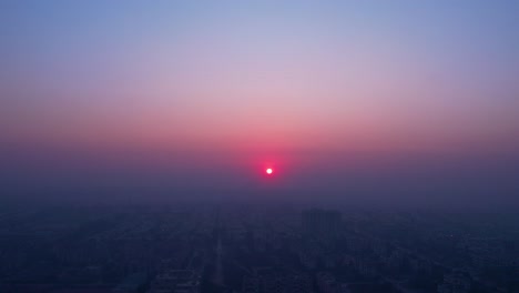 Puesta-De-Sol-Con-Humo-Sobre-El-Horizonte-De-La-Ciudad:-Desafíos-Ambientales-En-Pakistán