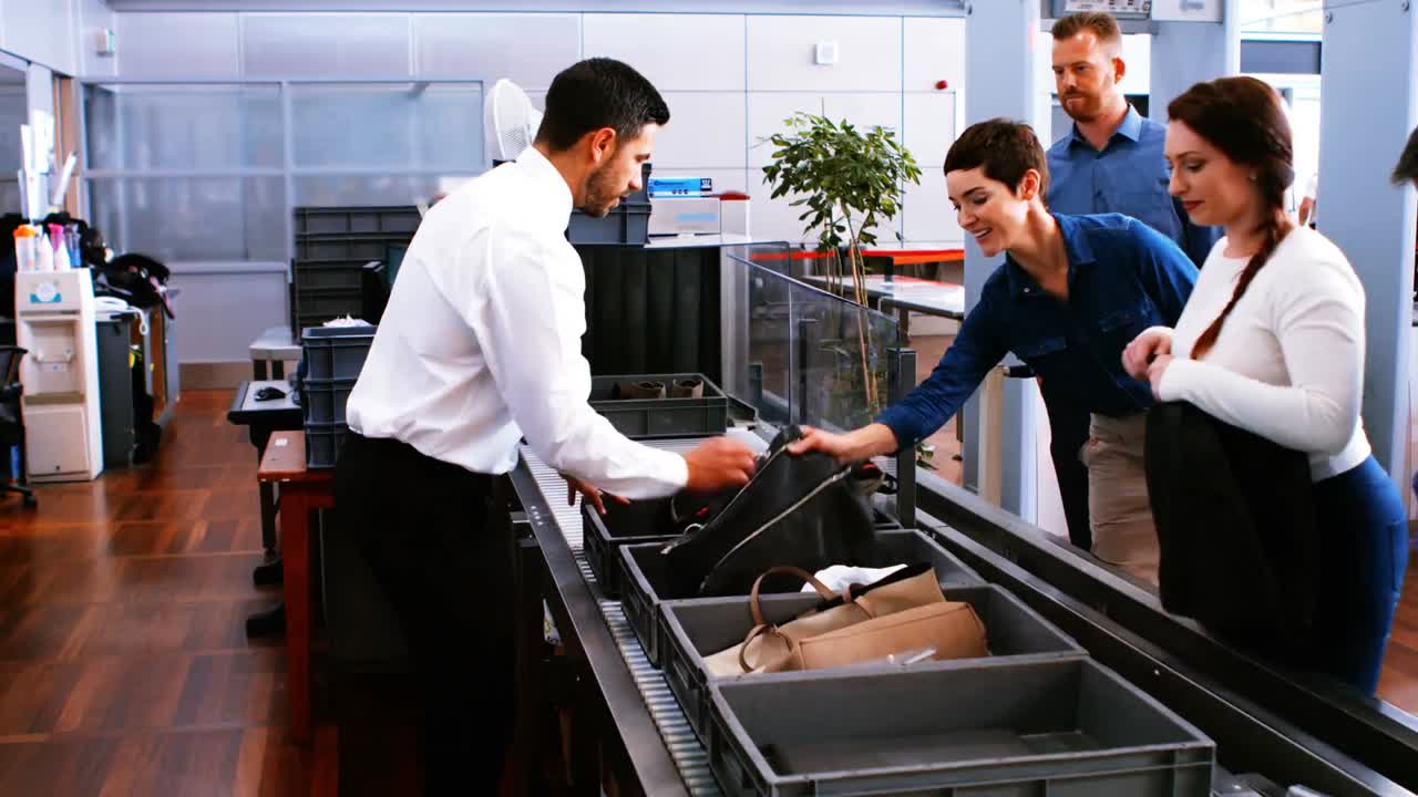 personal de seguridad masculino ayudando a los pasajeros con su equipaje