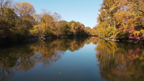 Huron-River-in-Oakwoods-Metro-Park,-Wayne-County-Michigan-with-colorful-trees-on-banks