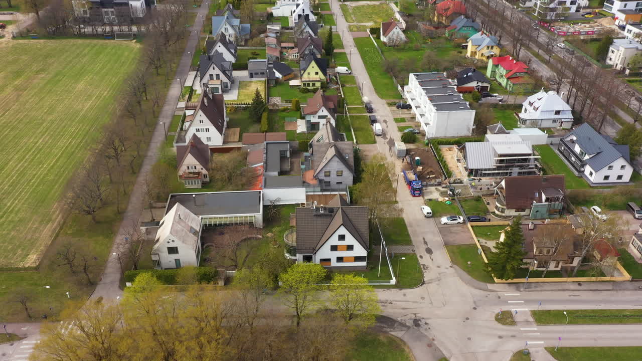 Luftfoto af beboelsesgade i Pärnu, Estland.