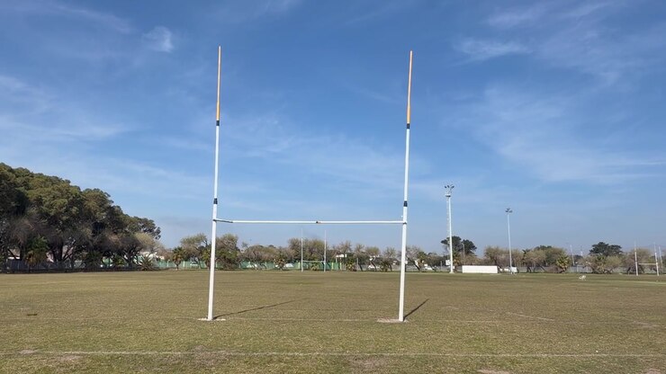 Pali da rugby su un campo da rugby.