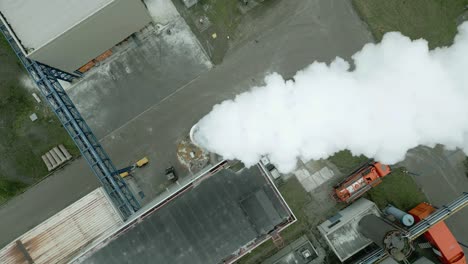 humo blanco desde una chimenea vista de arriba hacia abajo