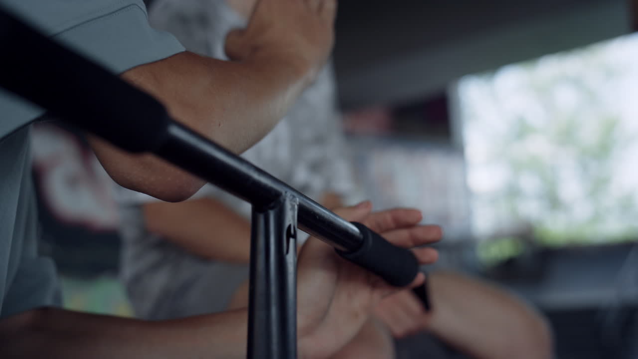 그래피티 벽이 있는 스케이트 파크에서 함께 소통하는 편안한 친구들.