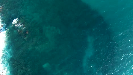 Ojo-De-Pájaro-Aéreo-Volando-Sobre-Aguas-Del-Pacífico-En-Dirección-A-La-Playa-De-Waimea,-Hawaii