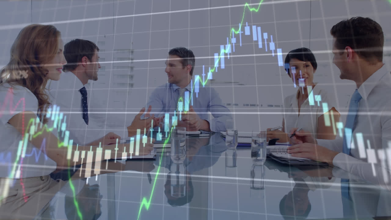 animación de gráficos multicolores con números sobre diversos compañeros de trabajo discutiendo en la sala de reuniones