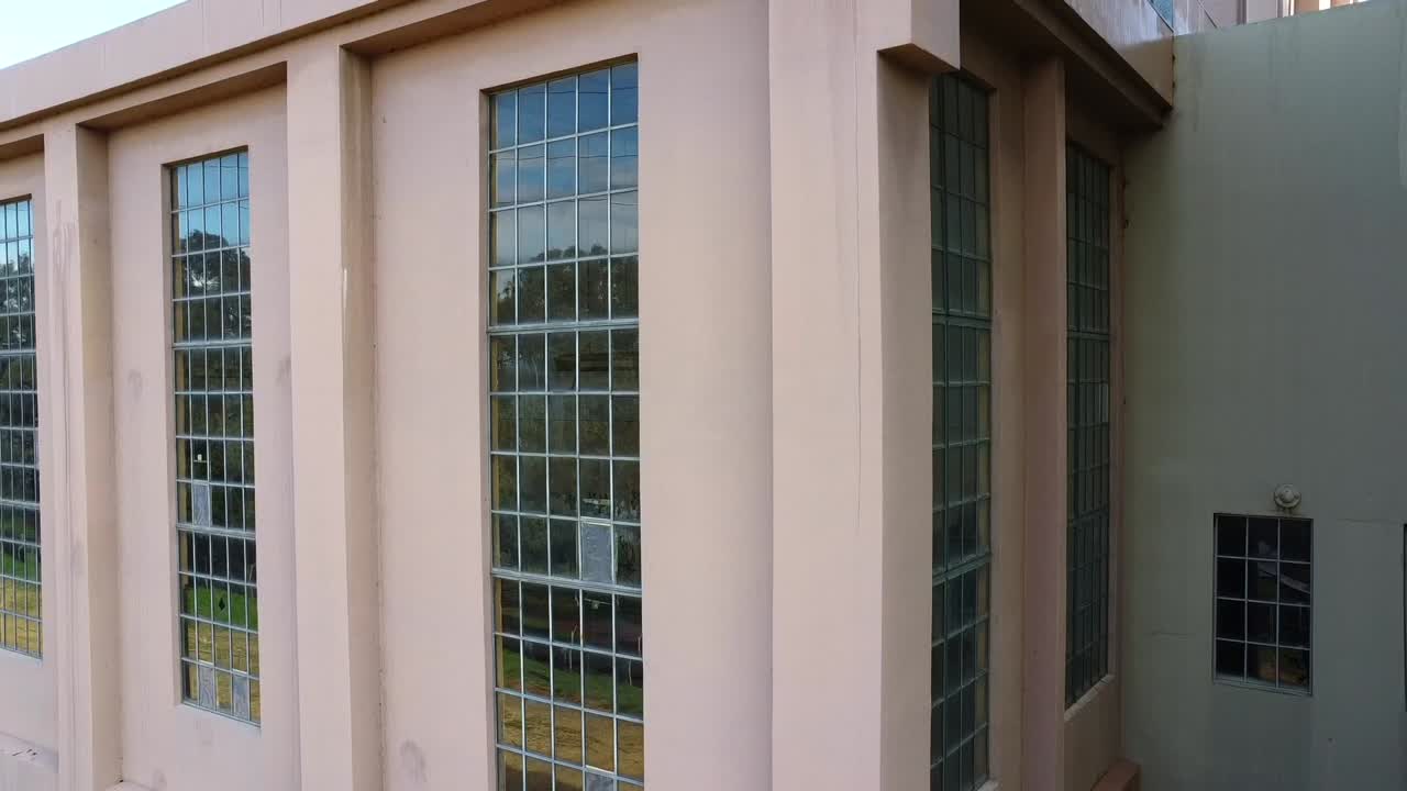 zoomando rápidamente a las ventanas art deco de una fábrica de almacenes abandonada en desuso y una planta de energía en east perth