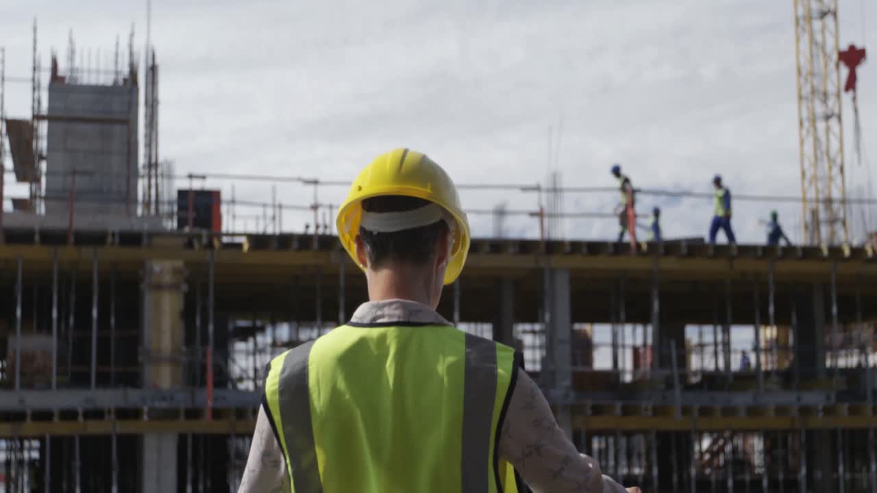 ingeniera mujer mirando el plano 4k