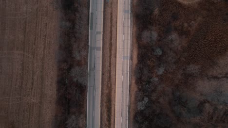 Conductor-De-Camión-De-Transporte-De-Camioneta-Blanca-De-Arriba-Hacia-Abajo-Con-Remolque-Vacío