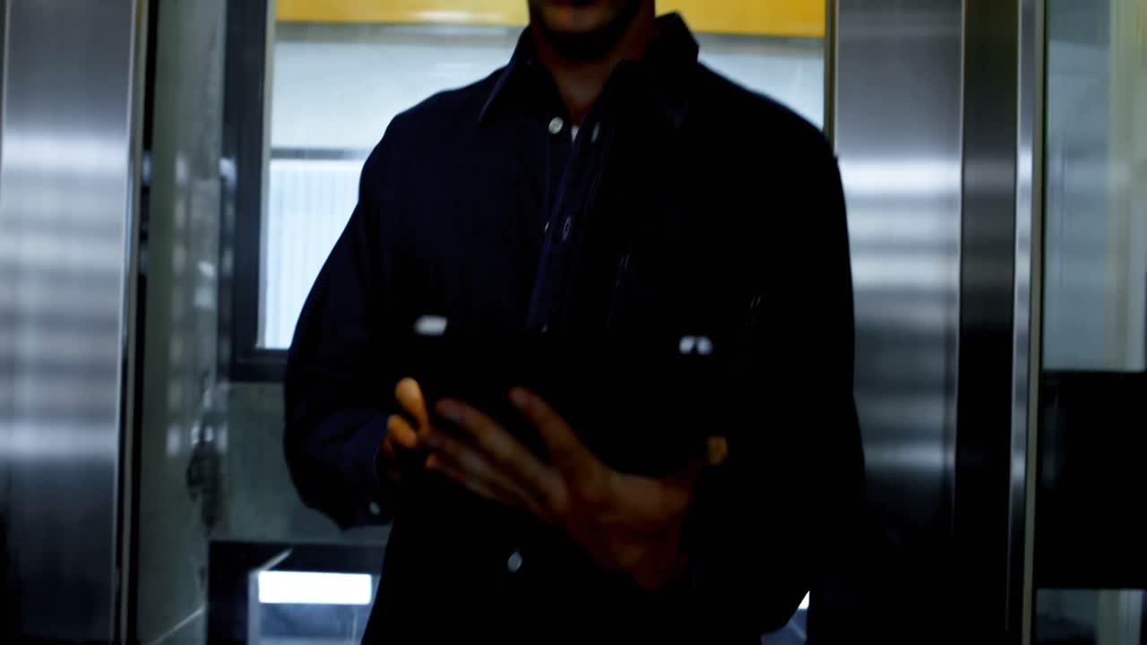 trabajador masculino que usa una tableta digital en la estación solar 4k