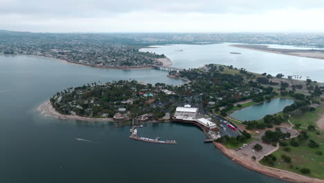 drone volando hacia paradise cove en mission bay