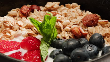 yoghurt parfait con granola, bayas y menta