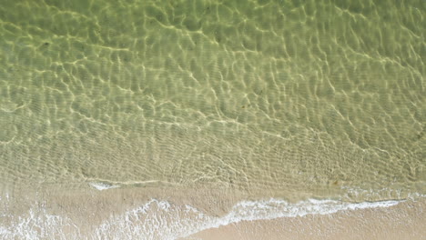 Agua-Cristalina-Del-Océano-Con-Olas-Corriendo-Hacia-La-Costa-En-Dennis-Port,-Nantucket-Sound,-Massachusetts