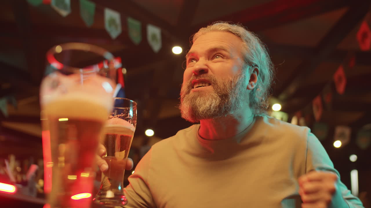 viendo fútbol en el pub.