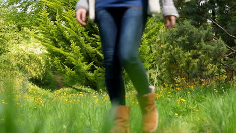 Mujer-Joven-Sonriente-Yendo-A-Caminar