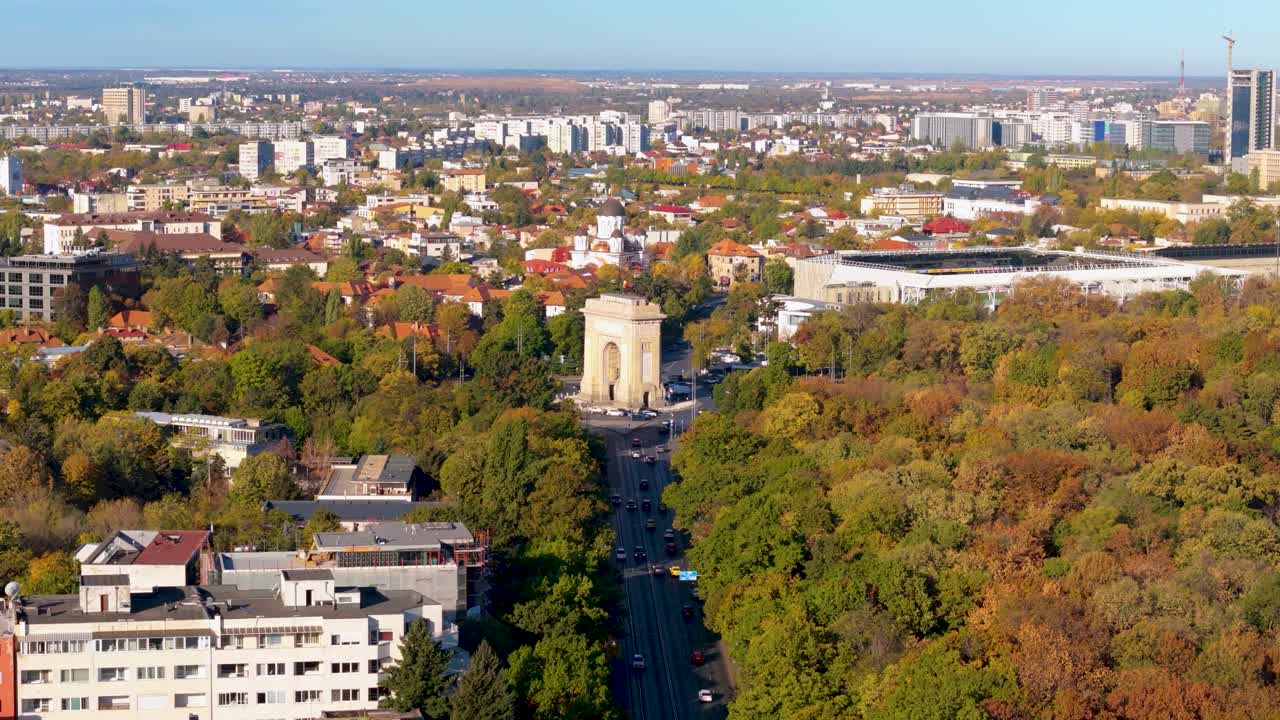 vista de un avión no tripulado giratorio sobre el arco del triunfo bucarest, rumania, otoño