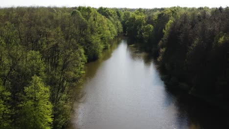 Flächenaufnahmen-Von-Geschützten-Unberührten-Seen-Und-Wäldern-Mit-Mavic2pro