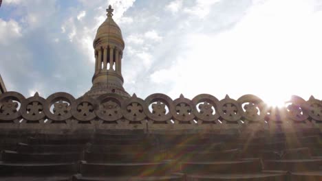 Detalle-De-La-Basílica-Del-Sagrado-Corazón-En-Montmartre-Paris-Con-Destello-Solar