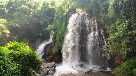 la niebla de la selva se eleva desde las cataratas de herradura idílicas y etéreas sudáfrica