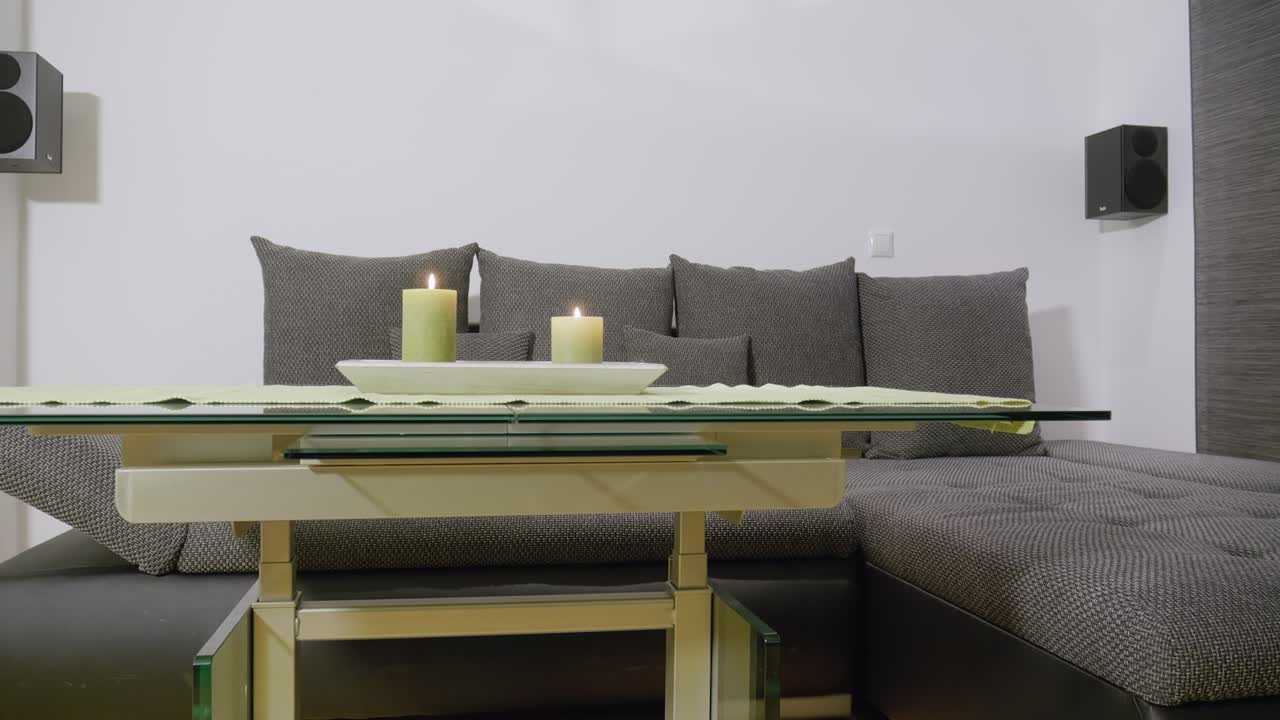 현대 거실의 동작 제어 샷