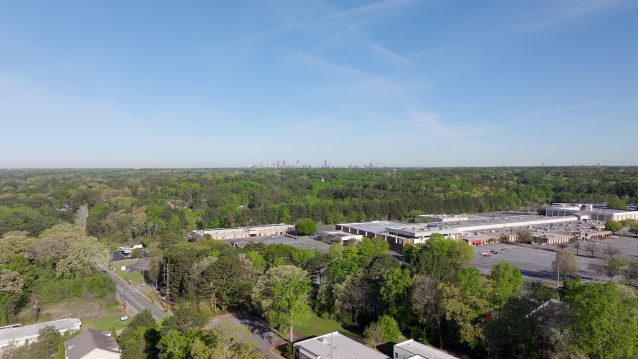 Flat Shoals Road green neighbourhood with Downtown Atlanta skyscraper in view at distance, Decatur city, Atlanta, Georgia, Aerial