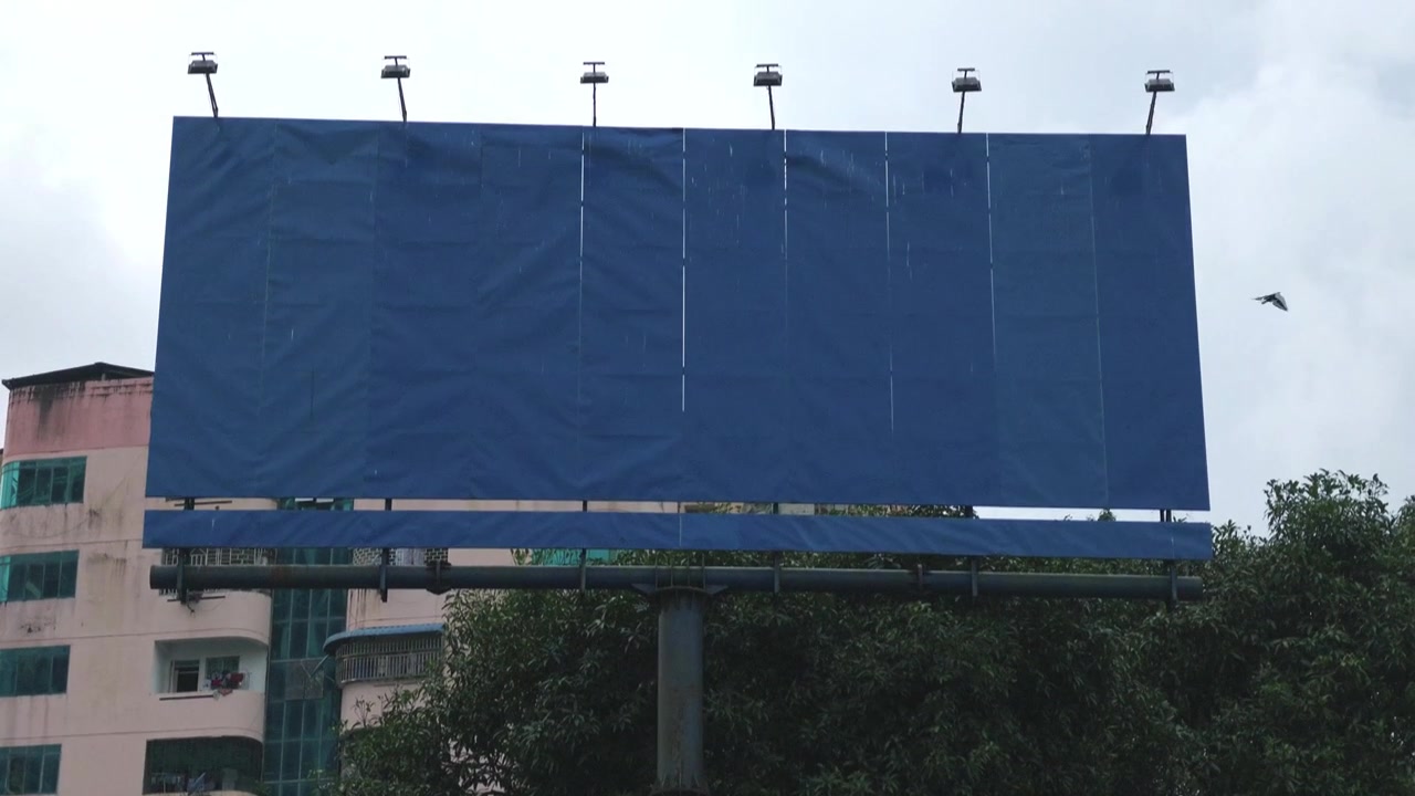 Outdoor publicitário azul em branco, vazio em uma estrutura metálica, oferecendo um espaço de mockup claro para mensagens comerciais