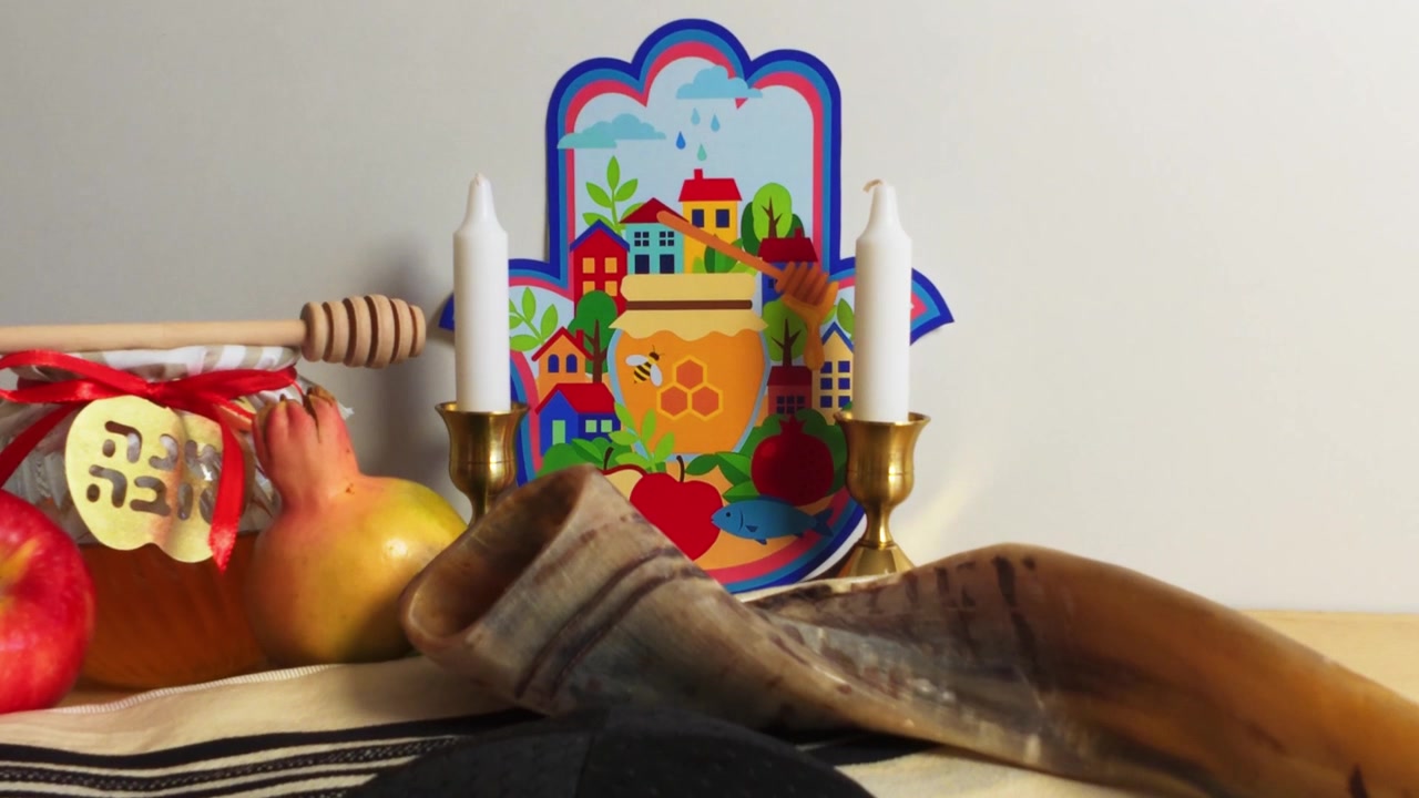 Simboli tradizionali di Rosh Hashanah con Shofar e miele