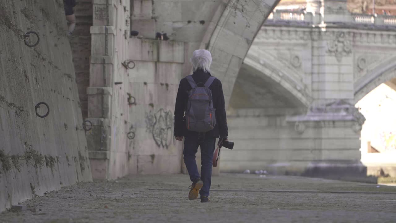 Tiber Nehri Boyunca Yürüyen Kişi