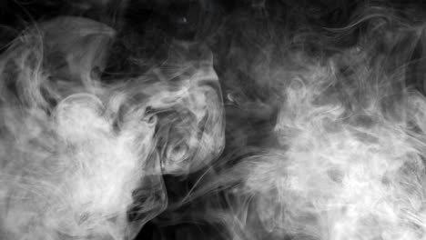 humo sobre un fondo negro.