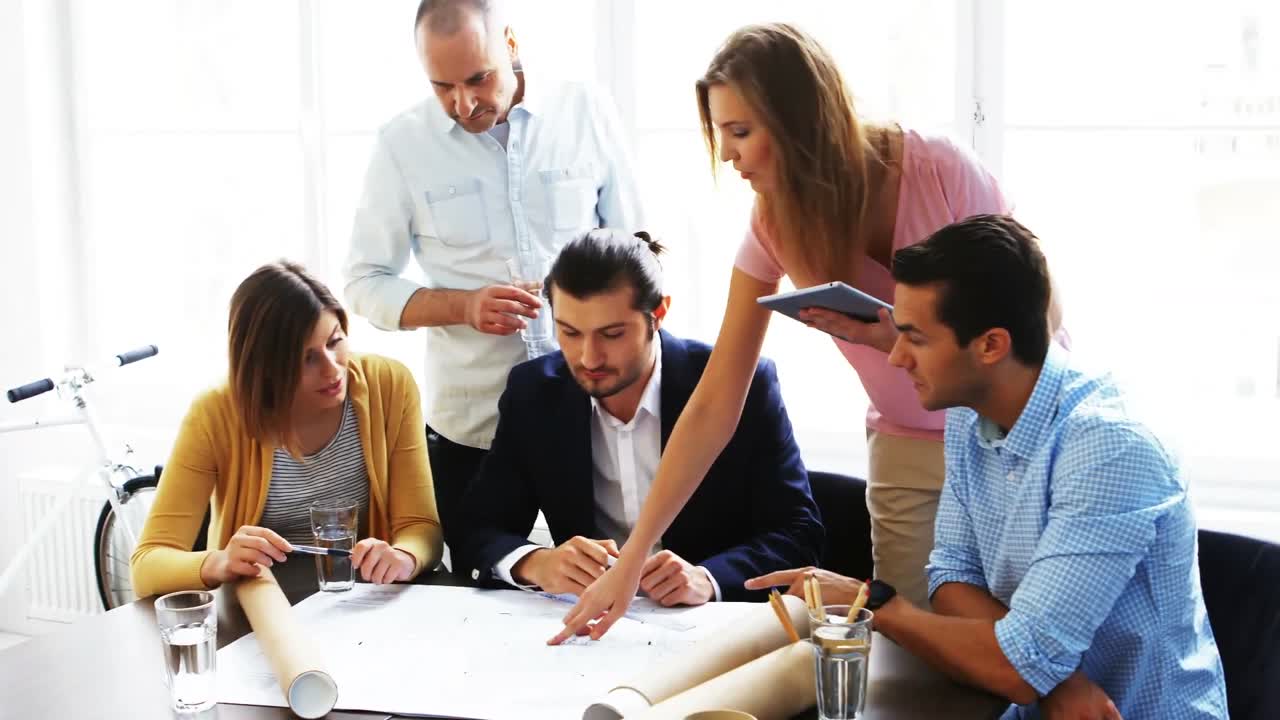 arquitecturas discutiendo sobre el plan