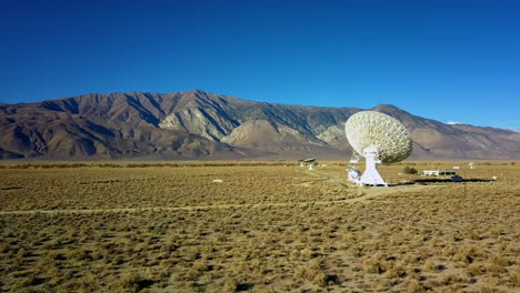 Aerial-view-around-large-Radio-Antenna-arrays,-in-the-Eastern-Sierra-mountains-of-California,-USA---Orbit,-drone-shot