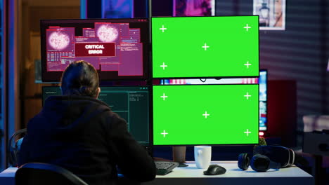Hacker-Führt-Skript-Auf-Chroma-Key-Display-Aus,-Kann-Firewall-Jedoch-Nicht-Durchbrechen