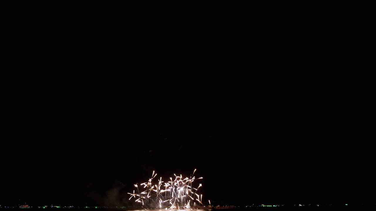 grandes explosiones rojas en el medio seguidas de cohetes cruzados que terminan en llamas rojas, festival internacional de fuegos artificiales de pattaya 2023, tailandia