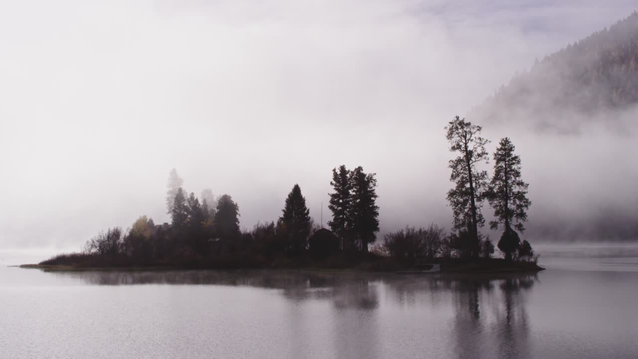 Scena drammatica e nebbiosa che guarda attraverso il Lago dei Cigni in Montana.