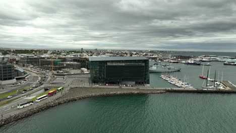 Vista-Aérea-Del-Puerto-De-Islandia-Nube-Gris-Capital-De-Reykjavik