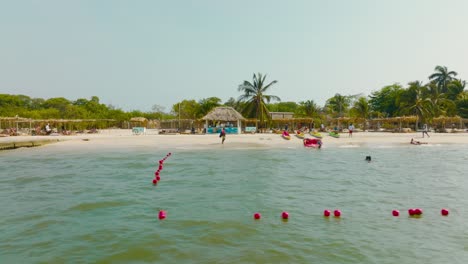 toma aérea de un dron viajero de una playa en cartagena colombia