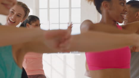 hermosa mujer caucásica bailando grupo de personas sanas disfrutando del entrenamiento practicando movimientos de baile coreográficos divirtiéndose en un animado gimnasio