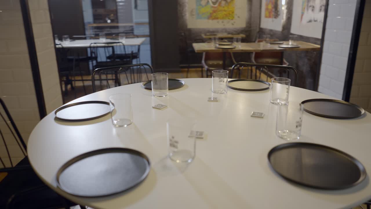 빈 테이블이 있는 현대적인 레스토랑 인테리어