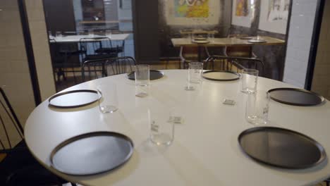 interior de un restaurante moderno con mesas vacías
