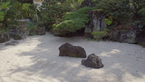 Un-Pequeño-Jardín-Zen-Ubicado-En-Un-Barrio-Muy-Tranquilo-De-Tokio,-Este-Tipo-De-Jardines-Se-Suelen-Realizar-En-Espacios-Reducidos