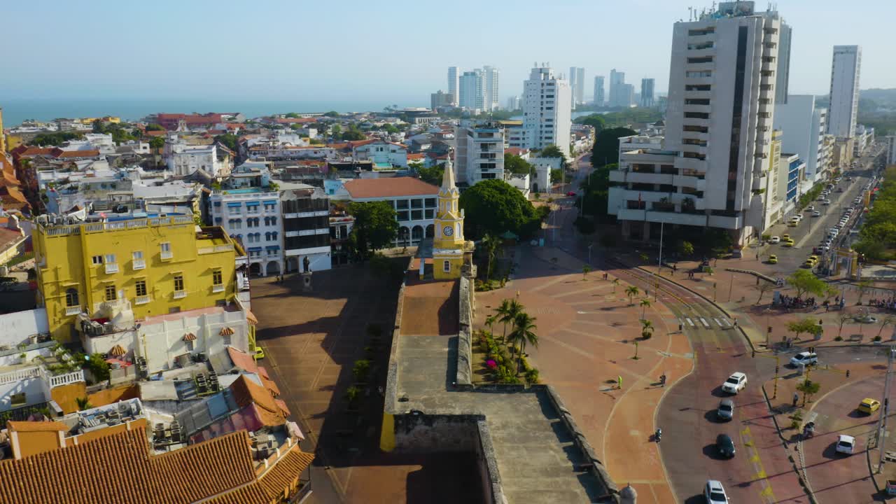 Tomada Aérea Orbital do Monumento Torre do Relógio na Cidade Antiga de Cartagena