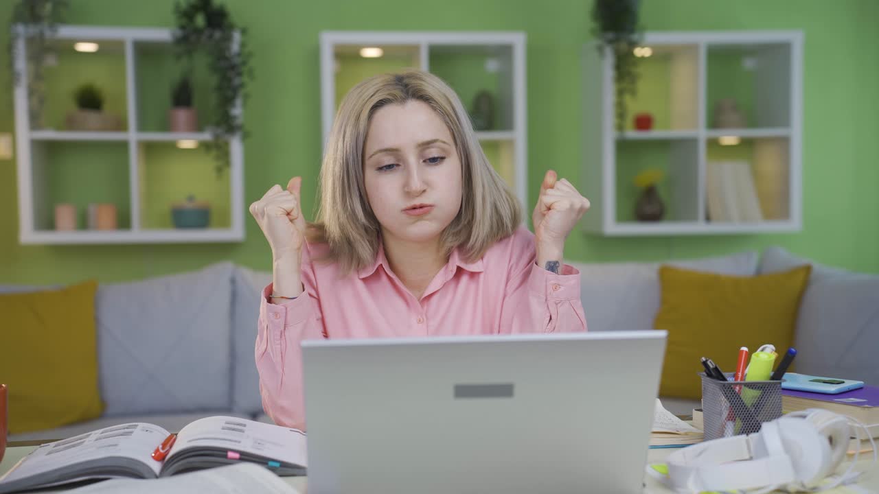 Studentessa universitaria frustrata e nervosa.