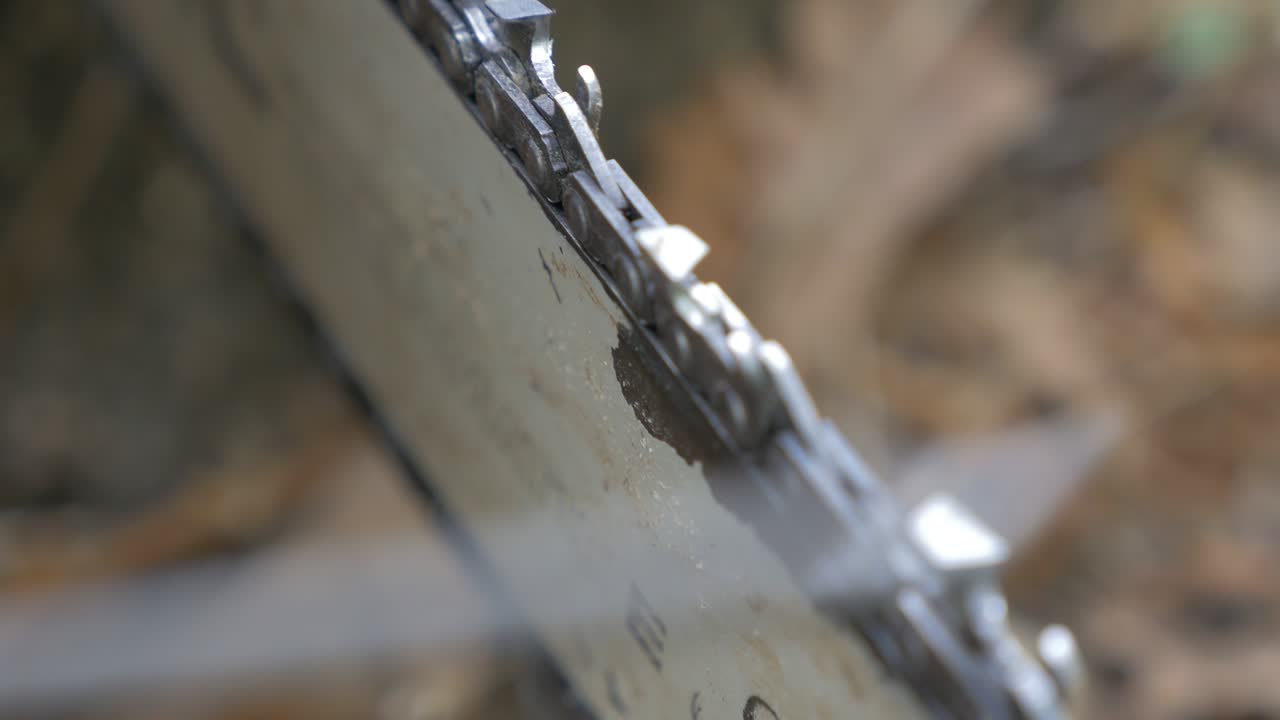 preparando la motosierra para el trabajo primer plano 4k