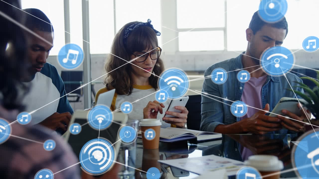 animación de la red de conexiones entre diversas personas de negocios en la oficina