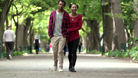 El-Amor-Es-Un-Paseo-Por-El-Parque-Para-Ellos