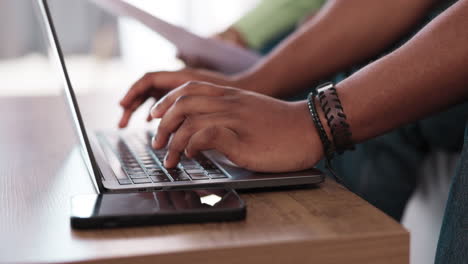 computadora portátil, manos de hombre o pareja de mecanografía financiera