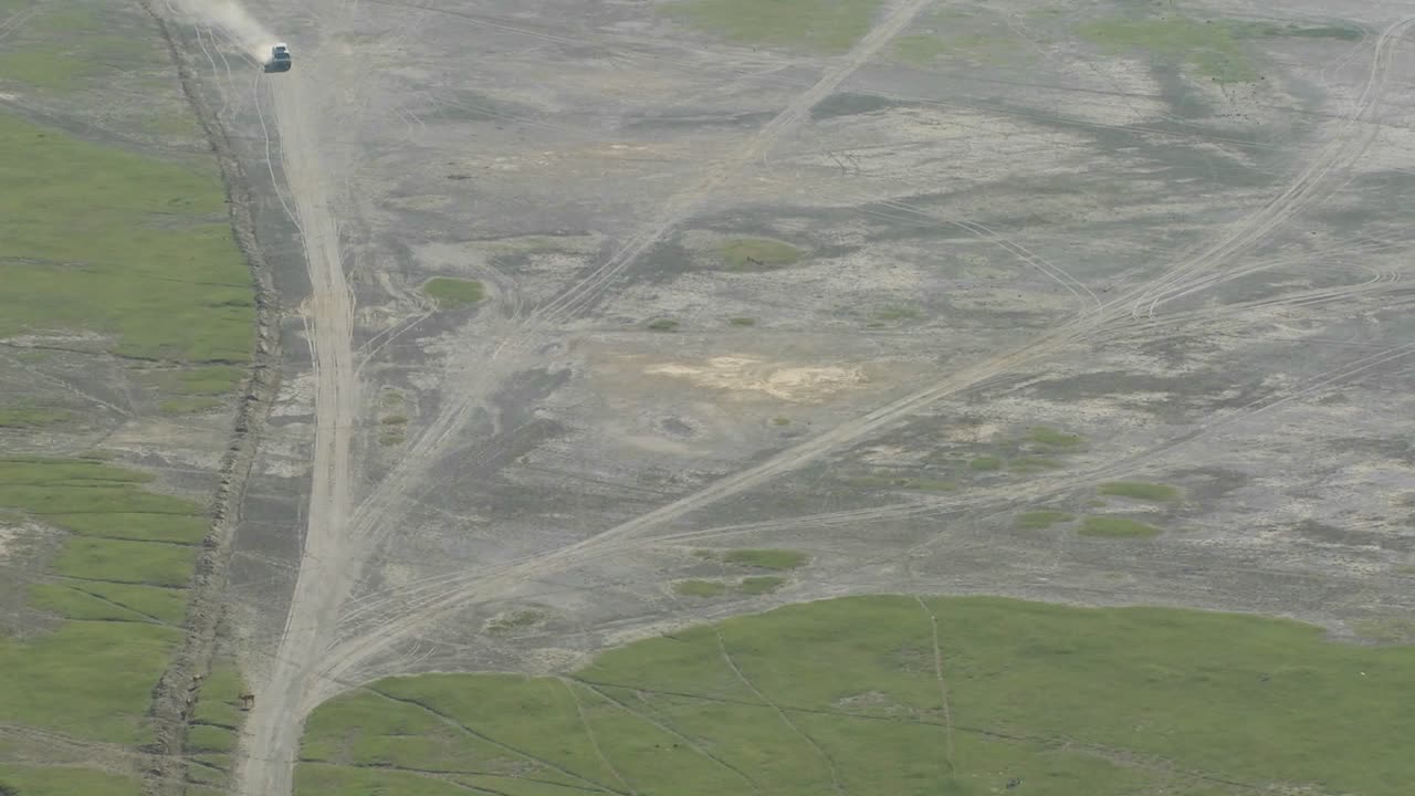 джип для сафари едет по далекой дороге в африке 2